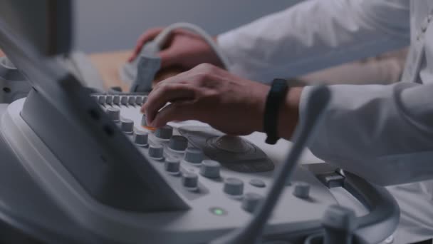 Médico Utiliza Una Máquina Sonografía Con Monitor Especialista Médico Realiza — Vídeos de Stock