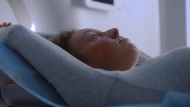Imagem Perto Uma Paciente Deitada Leito Tomografia Computadorizada Pet Ressonância — Vídeo de Stock