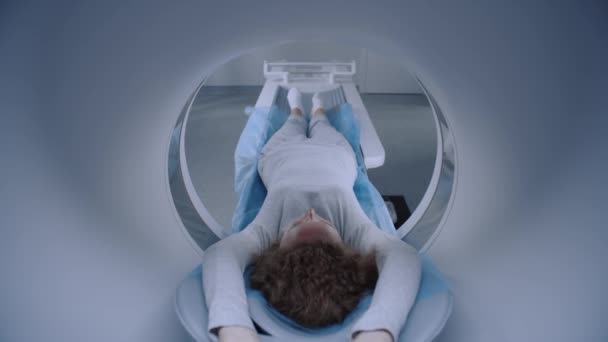 白人妇女在医院接受Mri或Ct扫描 并在临床上使用先进的医疗技术进行检查 女病人躺在扫描仪中等待诊断 癌症预防 — 图库视频影像