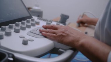 Doktor dijital monitörlü sonografi makinesi kullanıyor. Tıbbi uzman hamile kadın hastaya ultrason taraması yapıyor. Gelişmiş ekipmanlı modern bir klinik. Sağlık sigortası konsepti. Kapat..