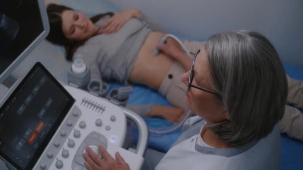 Ženská Lékařka Lékař Provádí Kontrolu Břišních Orgánů Pacientce Pomocí Ultrazvuku — Stock video