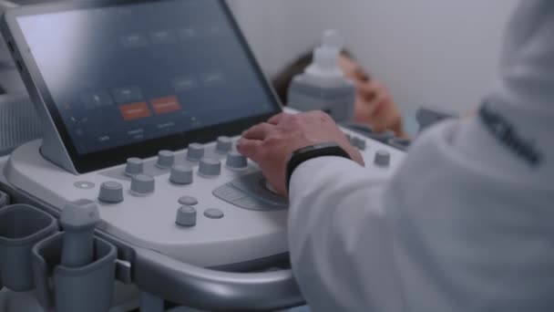 Close Médico Usando Máquina Ultrassonografia Com Monitor Digital Médico Especialista — Vídeo de Stock