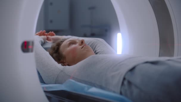 Detailní Záběr Pacienta Ležícího Pet Nebo Mri Lůžku Pokročilé Nástroje — Stock video