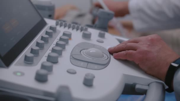 Detailní Záběr Lékaře Pomocí Ultrazvuku Digitálním Monitorem Profesionální Zdravotník Provádí — Stock video