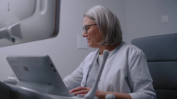 Doctora Habla Con Paciente Observa Monitor Máquina Ultrasonido Durante Diagnóstico — Vídeos de Stock