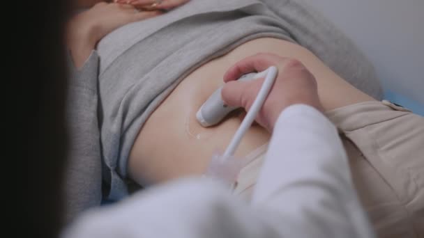 Detailní Záběr Profesionálního Lékaře Provádějícího Sonografii Žaludku Pomocí Pokročilého Lékařského — Stock video