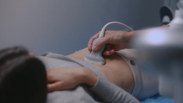 Beyaz Kadın Modern Klinik Hastanede Karın Organlarının Ultrasonundan Geçiriliyor Profesyonel — Stok video