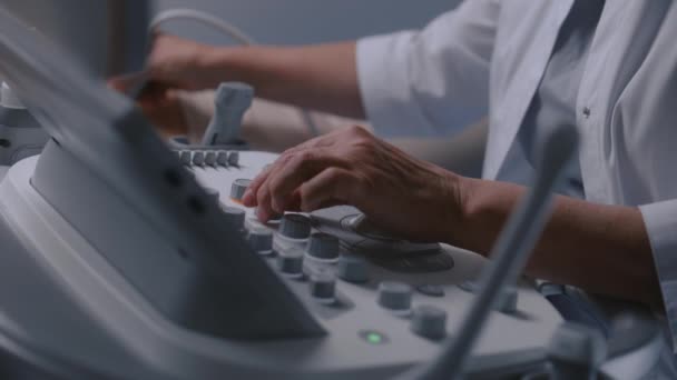 Detailní Záběr Lékaře Pomocí Ultrazvuku Profesionální Lékař Provádí Sonografii Břišních — Stock video