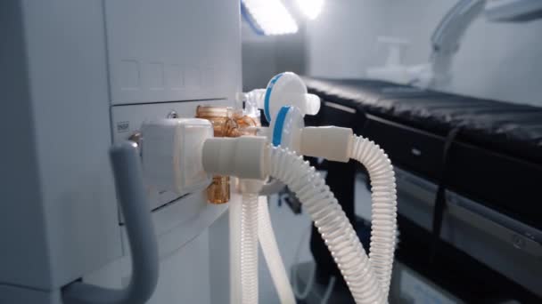 Detailní Záběr Trubic Podpory Života Nebo Plicního Ventilačního Stroje Stojícího — Stock video