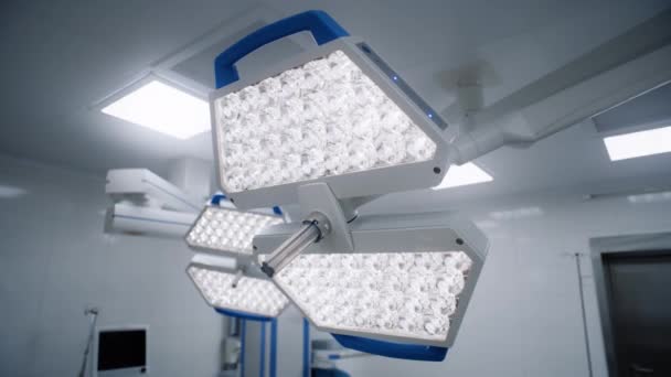 最新の病院の手術室の天井に吊るされたLedオペレーティングランプのドリーショット 操作の準備ができている高度な機器 クリニックや医療施設の明るいオペレーティングブロック — ストック動画