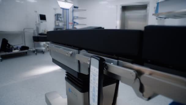 手術の準備ができている高度な機器を備えた現代診療所でのドリーショット 作動テーブル Ledランプ ライフサポートマシン 病院や医療施設の明るいオペレーティングルーム — ストック動画