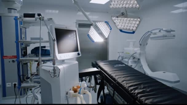 ドリーは手術用の高度な機器を備えた近代病院で手術室を撃った 作動テーブル Ledランプ 生命サポートおよび麻酔機械 クリニックや医療施設での運用ブロック — ストック動画