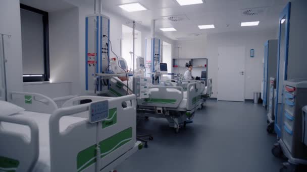 医院有现代化设备的急救室 戴氧气面罩的老年人在手术成功后睡在床上 护士照顾年老的病人 医疗设施的重症监护科 — 图库视频影像