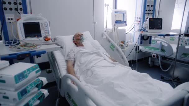 Zieke Oudere Man Met Zuurstofmasker Slaapt Bed Ziekenboeg Oude Patiënt — Stockvideo