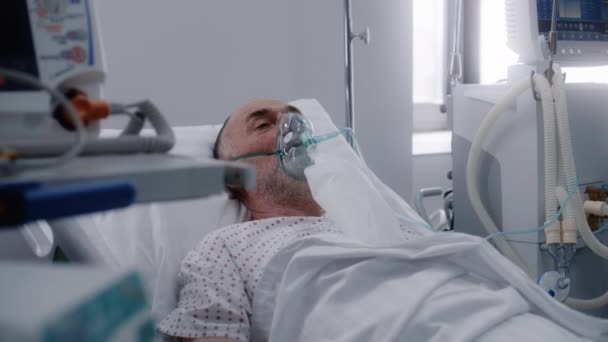 Sjuk Äldre Man Med Syrgasmask Sängen Sjukhusavdelningen Gammal Patient Med — Stockvideo