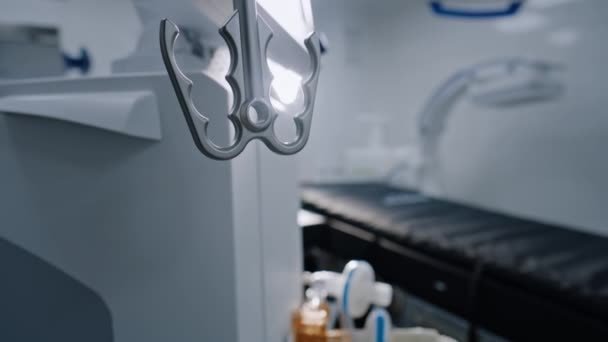 Nahaufnahme Modernster Operationsausrüstung Operationssaal Eines Modernen Krankenhauses Lebenserhaltungsschläuche Oder Narkosemaschinen — Stockvideo