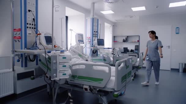 Salle Urgence Avec Équipement Moderne Clinique Patient Âgé Sous Masque — Video
