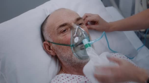 Enfermera Encarga Los Pacientes Mayores Enfermos Hombre Edad Avanzada Máscara — Vídeo de stock