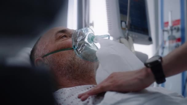 Viejo Paciente Con Máscara Oxígeno Yace Cama Durante Ventilación Pulmonar — Vídeos de Stock