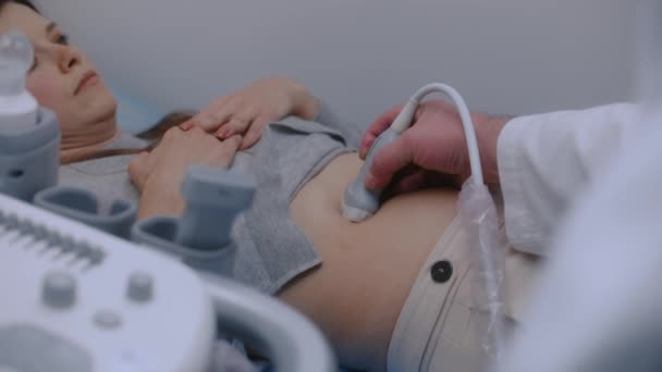Beyaz Kadın Modern Klinikte Hastanede Ultrason Teşhisi Yapılıyor Tıbbi Uzman — Stok video