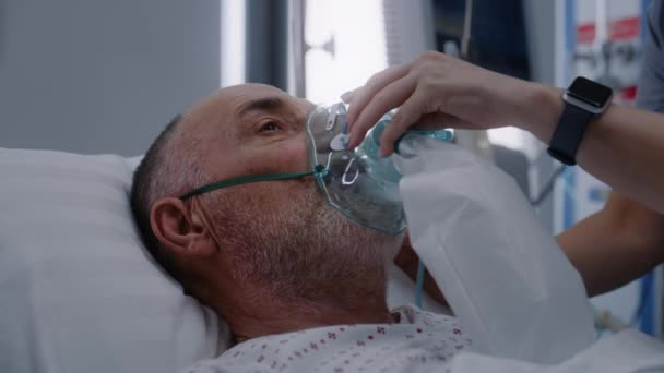 Senior Man Met Zuurstofmasker Ligt Bed Tijdens Longventilatie Verpleegster Zorgt — Stockvideo