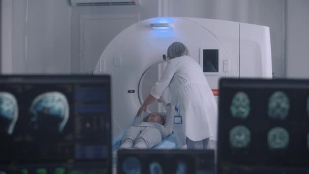 Médica Realiza Procedimento Verificação Emergência Com Tecnologias Médicas Avançadas Radiologista — Vídeo de Stock