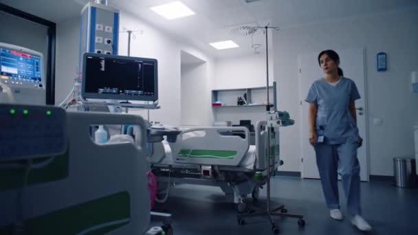 Sala Emergencias Con Equipamiento Moderno Hospital Anciano Con Máscara Oxígeno — Vídeo de stock
