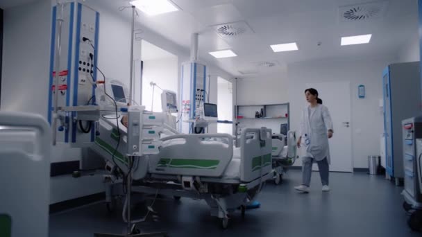 Akutmottagning Med Modern Utrustning Kliniken Sjuk Äldre Patient Syrgasmask Sover — Stockvideo