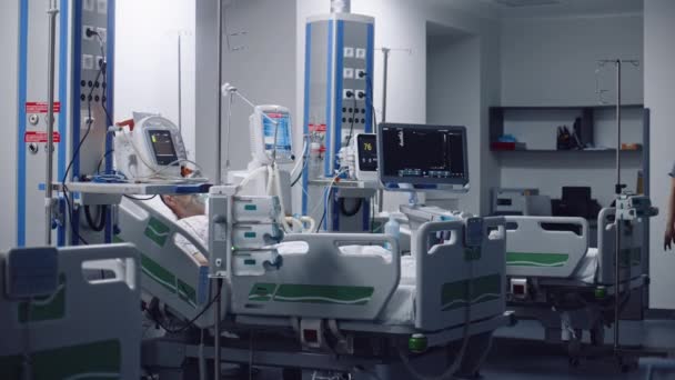 病院に近代的な設備を備えた緊急治療室 酸素マスクの高齢者は 手術が成功した後 ベッドで眠ります 看護師は高齢者の世話をする 医療施設のインテンシブケア部 — ストック動画