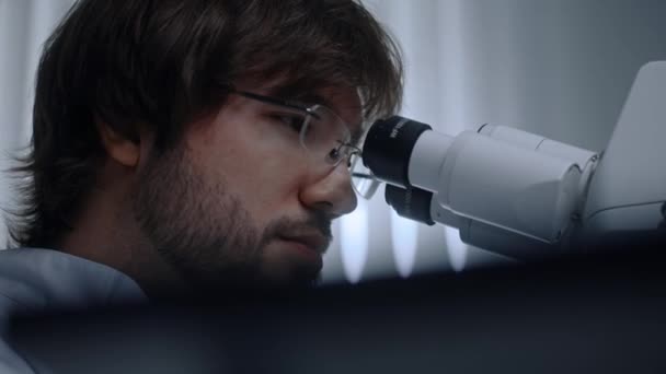 Närbild Skott Läkare Som Tittar Mikroskop Studera Och Analysera Bakterier — Stockvideo