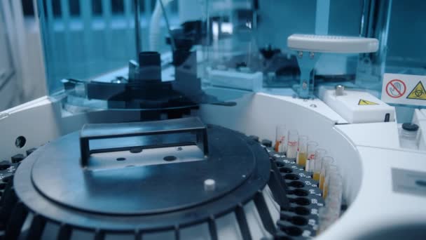Máquina Centrífuga Automática Médica Com Tubos Ensaio Analisa Amostras Sangue — Vídeo de Stock