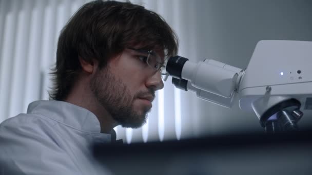 Tıp Çalışanları Mikroskop Altında Bakteri Kan Örneklerini Inceler Analiz Ederler — Stok video