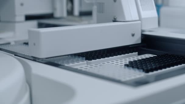 医疗自动化装置分析试管中的血样 拥有现代化设备的先进研究实验室 专业生物技术或制药实验室药物或疫苗的开发 — 图库视频影像
