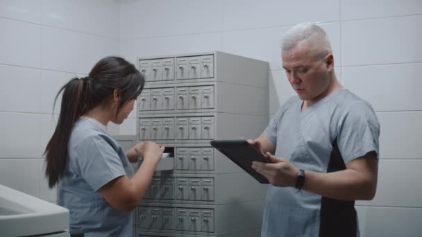 Multietniska Läkare Kontrollerar Prover Blodprover Eller Histologiska Biologiska Vävnader Analys — Stockvideo