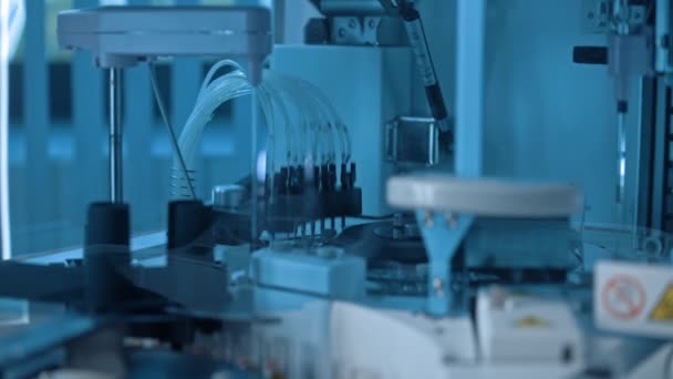 血液サンプルを分析する試験管を備えた医療遠心機の閉鎖 近代的な設備を備えた先進的な研究室 プロのバイオテクノロジー研究所における医薬品またはワクチンの開発 — ストック動画