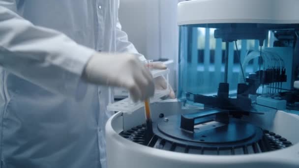 Mężczyzna Chemik Umieszcza Próbki Krwi Probówki Nowoczesnym Automatycznym Przyrządzie Biochemicznych — Wideo stockowe