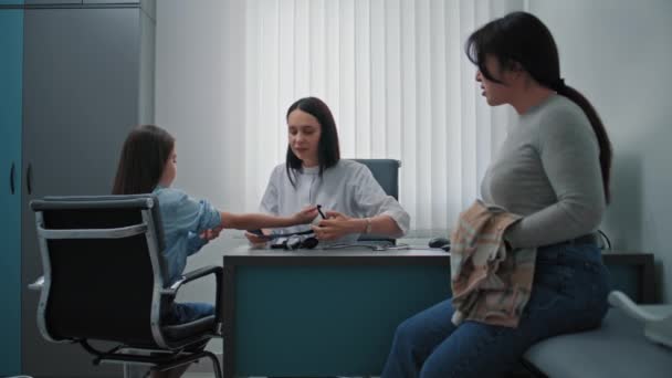 Paní Doktorko Terapeutka Měří Krevní Tlak Mladé Dívky Pomocí Tonometru — Stock video