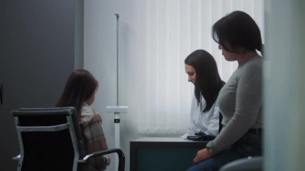 Médico Femenino Pesa Mide Altura Chica Asiática Hospital Paciente Joven — Vídeo de stock