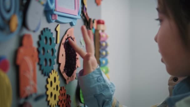 Азіатська Молода Дівчина Грає Іграшками Дошці Розваг Зоні Очікування Сучасній — стокове відео
