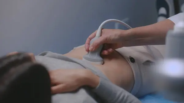 Běloška Podstupuje Ultrazvukovou Diagnostiku Břišních Orgánů Moderní Klinice Nebo Nemocnici — Stock fotografie