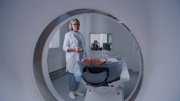 Primer Plano Mujer Acostada Una Tomografía Computarizada Pet Resonancia Magnética — Foto de Stock
