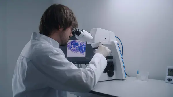 Cientista Masculino Olha Sob Microscópio Analisa Bactérias Amostra Sangue Laboratório — Fotografia de Stock