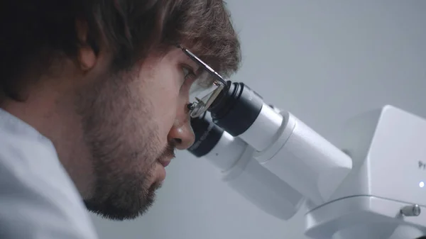 Retrato Cientista Masculino Olhando Sob Microscópio Estudando Analisando Bactérias Amostra — Fotografia de Stock
