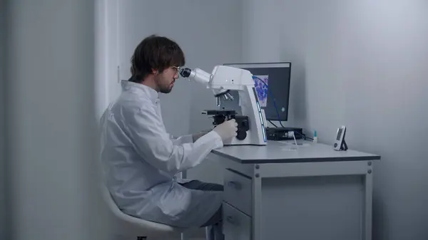 Mikrobiolog Podívá Pod Mikroskop Analyzuje Bakterie Nebo Krevní Vzorky Moderní — Stock fotografie