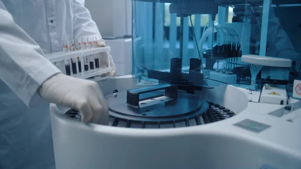 Männlicher Wissenschaftler Legt Blutproben Aus Röhrchen Ein Modernes Automatisches Gerät — Stockfoto