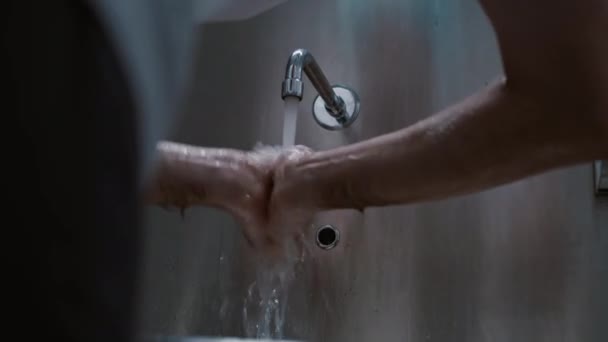 Bir Insan Ellerini Yıkamak Için Banyodaki Musluktan Kullanır Onları Sıvıyla — Stok video