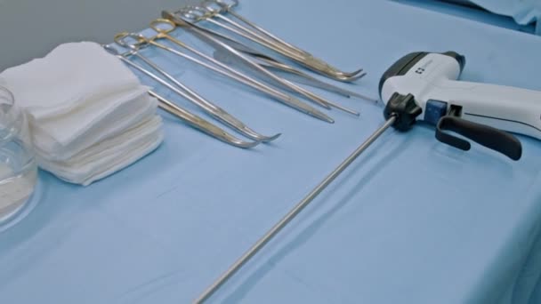 桌上有一张桌子 上面有各种手术器械 包括金属工具和蓝色电动工具 桌子是透明的 呈长方形 — 图库视频影像
