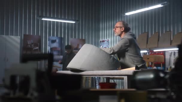 Ώριμος Ξυλουργός Κάνει Ταπετσαρία Της Καρέκλας Χρησιμοποιώντας Συρραπτικό Όπλο Στο — Αρχείο Βίντεο
