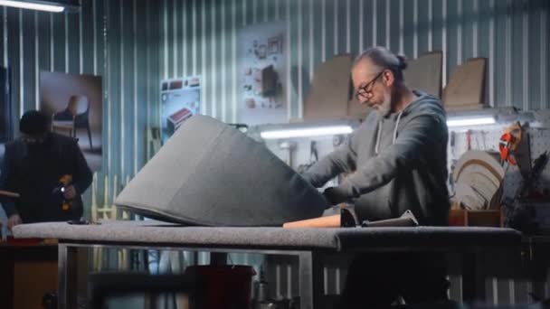 Dojrzały Rzemieślnik Wykonuje Tapicerkę Krzesełkową Przy Użyciu Zszywacza Nowoczesnym Warsztacie — Wideo stockowe