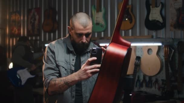 Malý Podnikatel Fotí Nebo Natáčí Ručně Vyrobenou Akustickou Kytaru Pro — Stock video